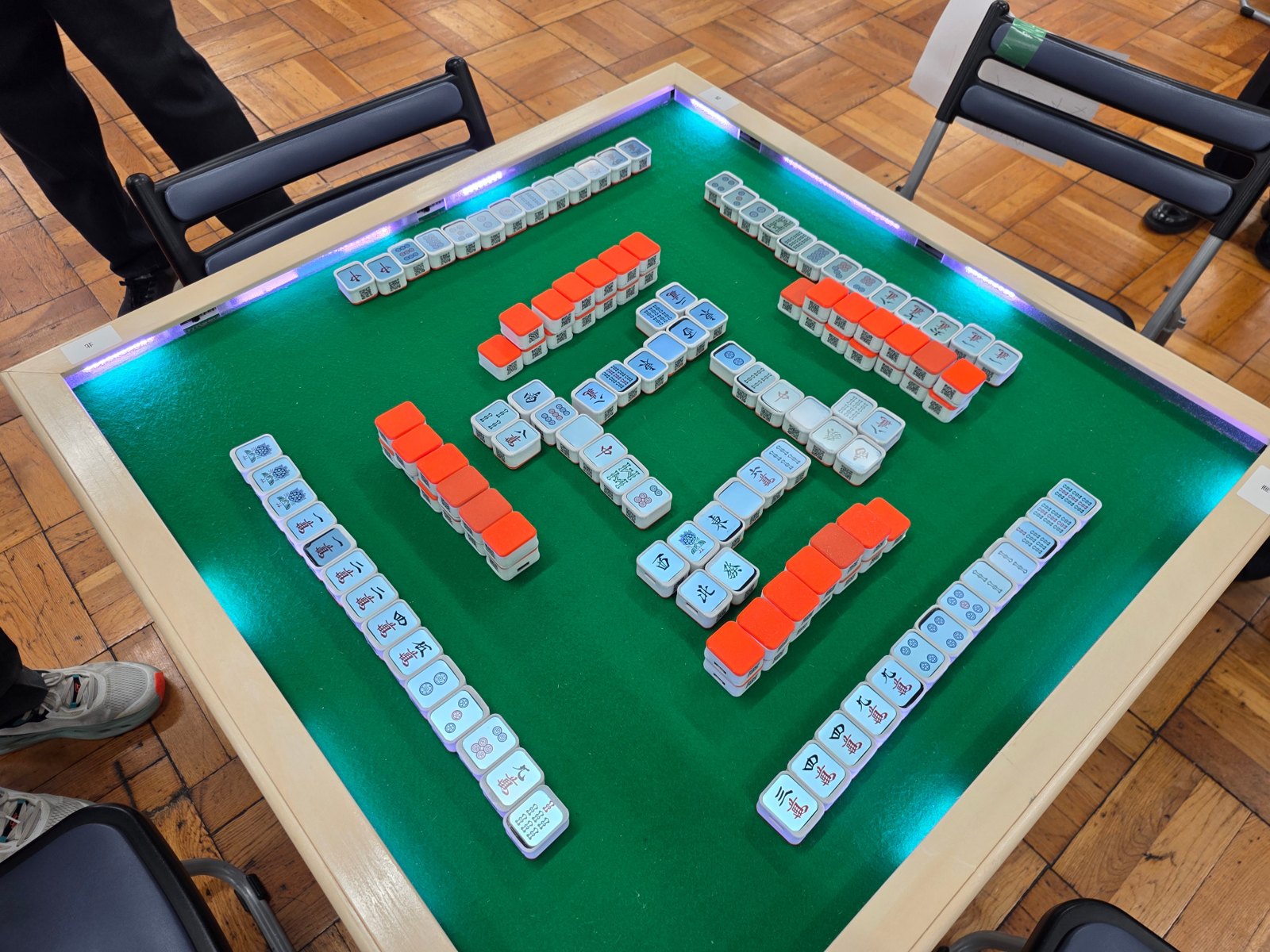 An overhead view of Retile electronic mahjong tiles and the lighting around the table